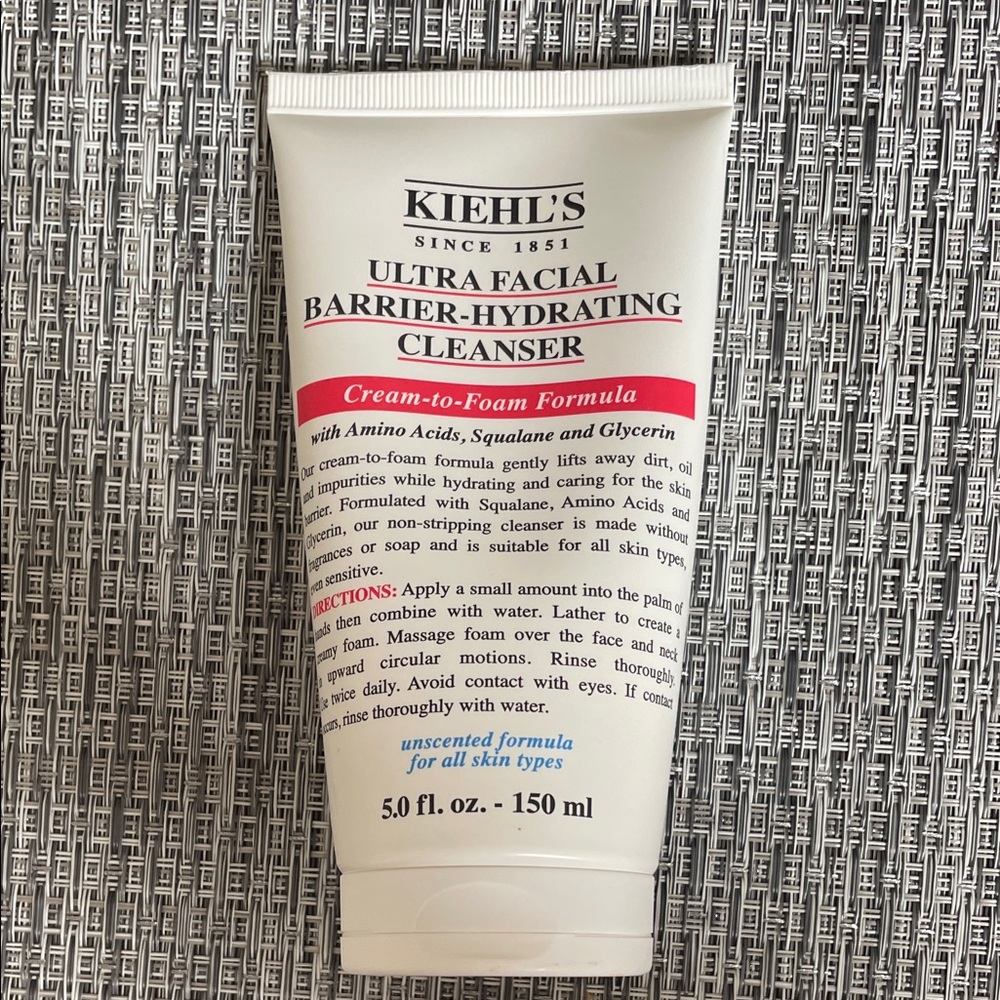 Kiehl's Ultra Facial Barrier-Hydrating Cleanser - White and Red